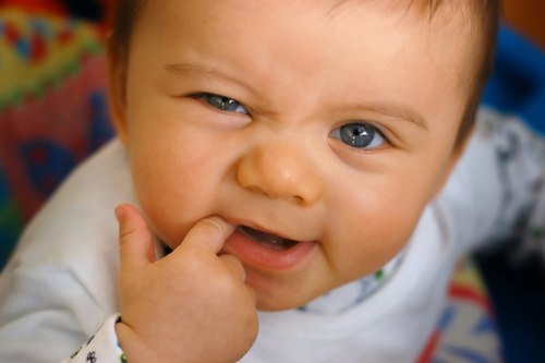 Hỏi: Chế độ dinh dưỡng cho trẻ ở giai đoạn mọc răng?
